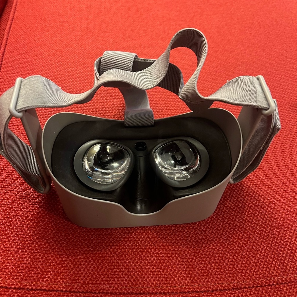 Oculus Gray VR Headset Go - Picture 2 of 4